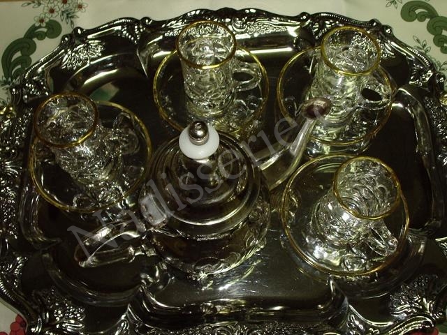 Théière et verres à thé